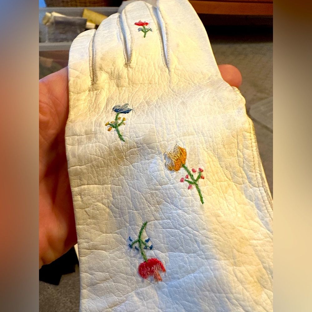 Vintage set of hand stitched leather and suede gloves. Size 6-7. - Picture 9 of 10